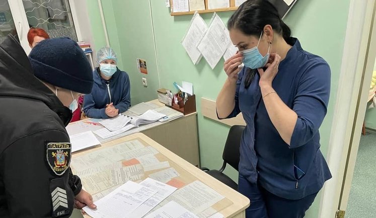 Вночі родичі з тяжко хворою на COVID-19 увірвалися до лікарні та з погрозами накинулися на персонал із вимогою "кисень!!!", - головлікарка Миколаївської інфекційної обллікарні Федорова. ФОТОрепортаж
