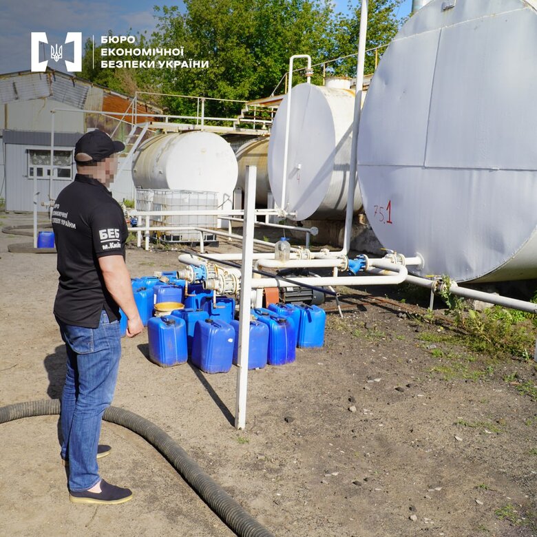 БЕБ знайшло на Київщині підпільну нафтобазу і мережу нелегальних АЗС