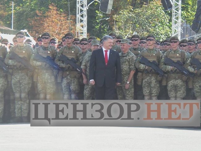 Порошенко побував на репетиції параду 04
