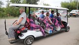 На ділянці від моста до КПВВ у Станиці Луганській для підвезення людей почав курсувати електрокар, - Луганська ОДА. ФОТО