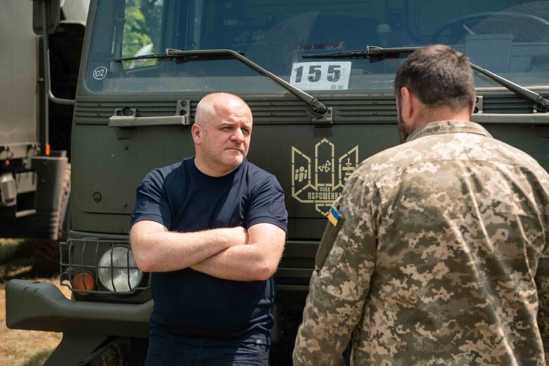 Бригади ДШВ отримали пересувні авторемонтні майстерні, лазне-пральні комплекси, вантажівки DAF та шини для Хамві 03