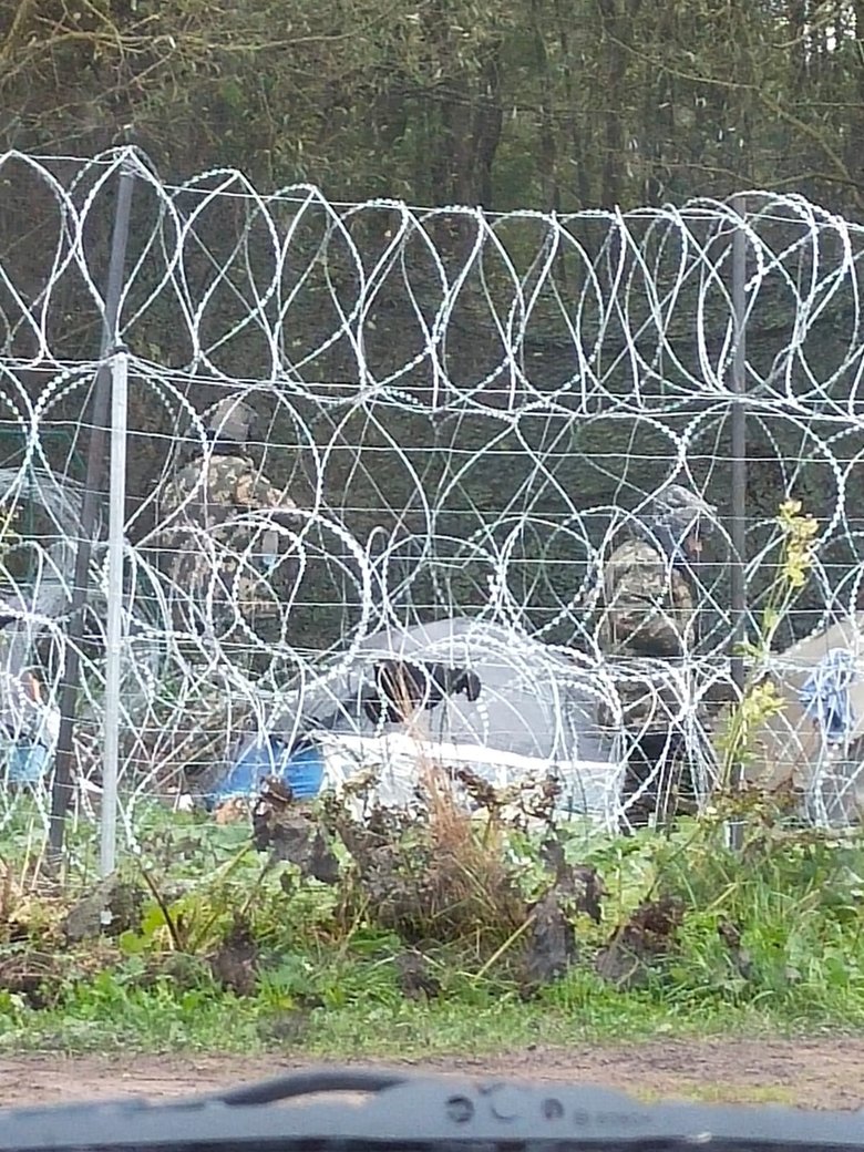 Беларусь выдает нелегалам военную форму, - Пограничная служба Польши 02