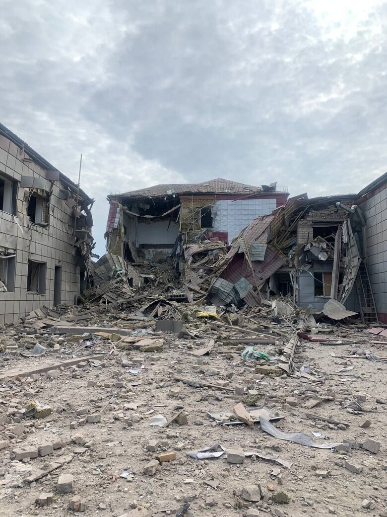 Вночі окупанти завдали удару по Комишувасі, зруйнована гімназія 02 Вночі окупанти завдали удару по Комишувасі, зруйнована гімназія 02