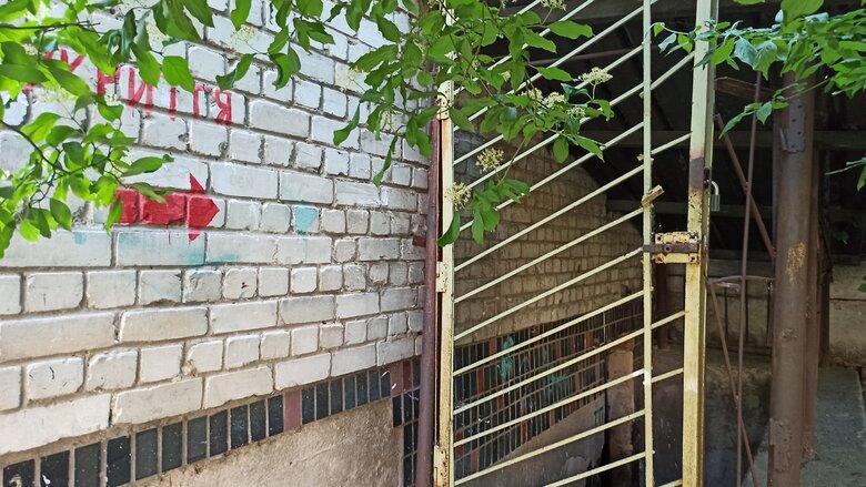 Зачинені двері, кодові замки та записки з телефонними номерами: як потрапити до укриттів у Києві 22