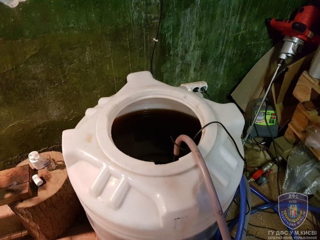 Підпільне виробництво алкогольного фальсифікату ліквідовано на Чернігівщині, вилучено продукції на 1,4 млн грн 07