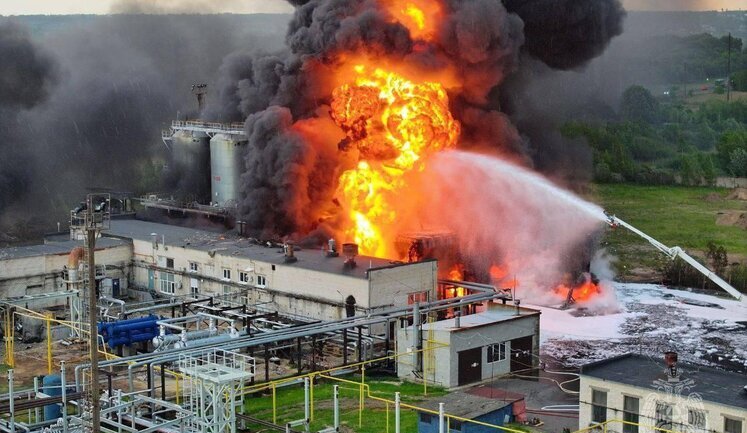 Масштабна пожежа сталася на бітумному заводі поряд з об’єктом "Лукойла" у Нижньогородській області РФ. ВІДЕО+ФОТОрепортаж
