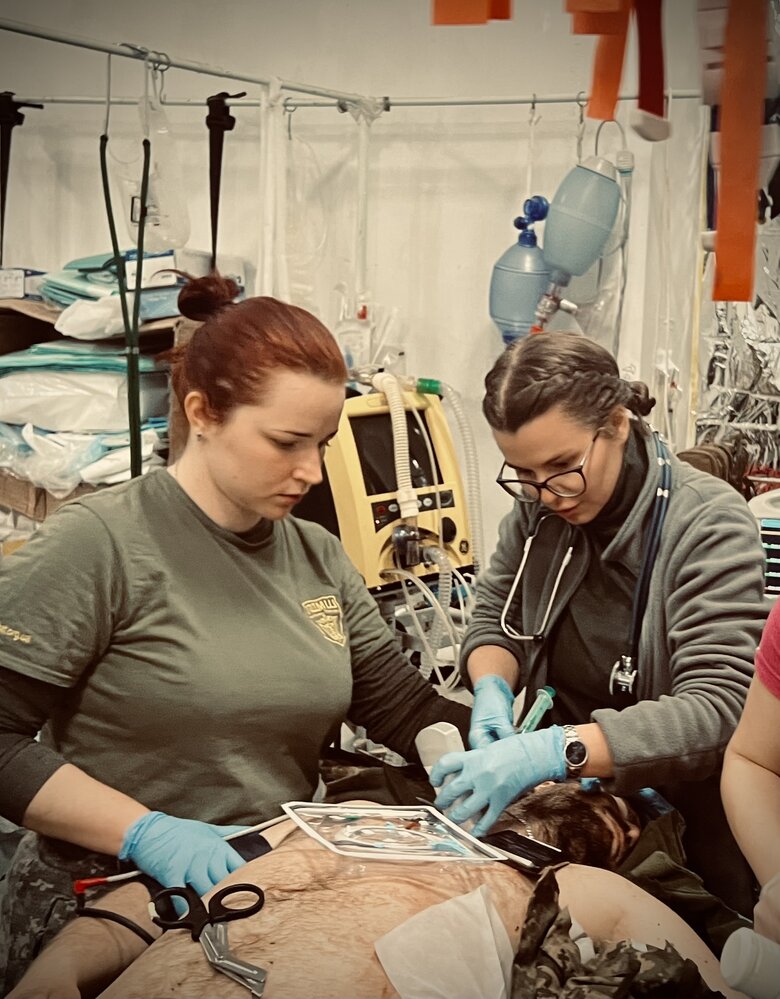 Лікар-доброволець Наталя (Кориця): Привезли військового з турнікетами на трьох кінцівках. Ти дивишся і розумієш: їх доведеться ампутувати 05