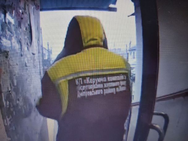 У Києві військові та комунальники кріплять повістки на двері квартир. Правозахисники кажуть, що це незаконно 01 У Києві військові та комунальники кріплять повістки на двері квартир. Правозахисники кажуть, що це незаконно 01