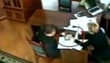 Чиновницу таможни взяли на взятке в 7 тысяч долларов. Дома нашли еще 100. ВИДЕО.