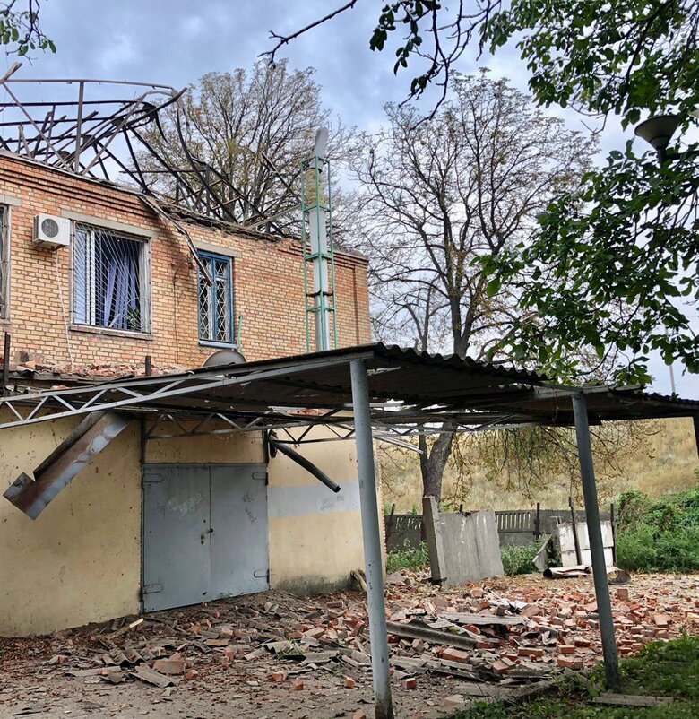 Війська РФ завдали ракетного удару по Нікополю: зачепило адмінбудівлю й багатоповерхівки, - облрада 01