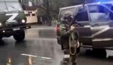 Безоружные жители временно оккупированного Мелитополя противостоят колонне российских оккупантов: "Убийцы! Фашисты!" ВИДЕО