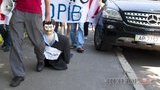 Ландика протащили по центру Киева к зданию ГПУ. ФОТОрепортаж