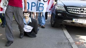 Ландика протащили по центру Киева к зданию ГПУ. ФОТОрепортаж