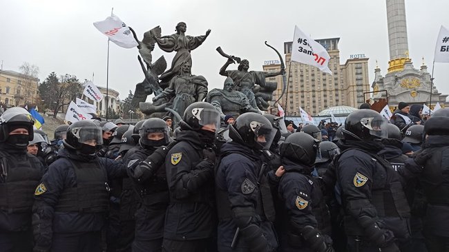 ФОПы попытались установить палатки на Майдане Незалежности: между митингующими и правоохранителями произошли стычки 12