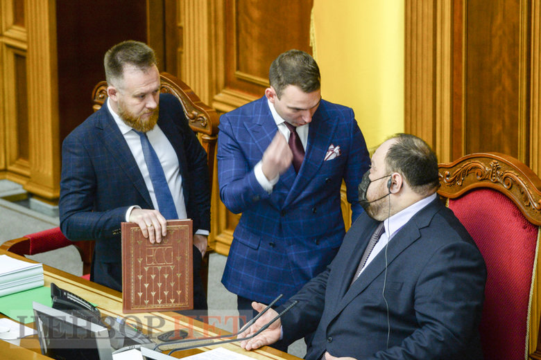 Слуги народа смеются над политическими мемами, выход Сохи из СН, разговор Разумкова с Николаенко и игра на телефоне Задорожного, - работа Рады 30 ноября 03