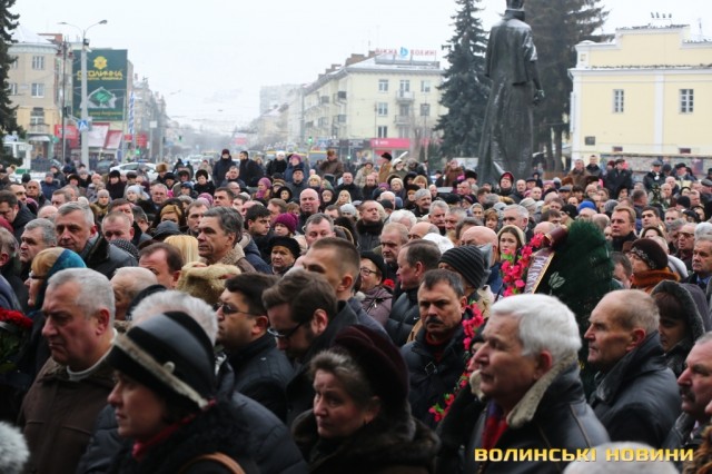 Сотні людей прийшли попрощатися з мером Луцька Романюком 17