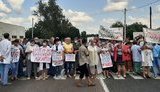 "Владо, хай вас лікують футболісти", - медики, яким заборгували 5,8 млн грн зарплати, перекривали трасу на Харківщині. ФОТОрепортаж