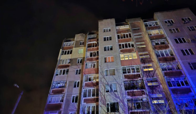 Російський безпілотник влучив у багатоповерхівку в Чернігові. ФОТО