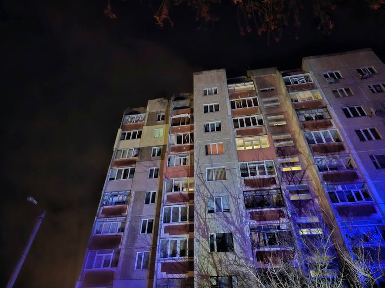 Російський безпілотник влучив у багатоповерхівку в Чернігові