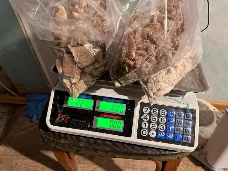 П’ять нарколабораторій, мільйонні доходи та експорт заборонених речовин - Нацпол викрив потужне наркоугропування 03