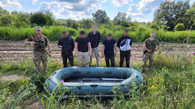 Група чоловіків хотіли переплисти Тису на надувному човні