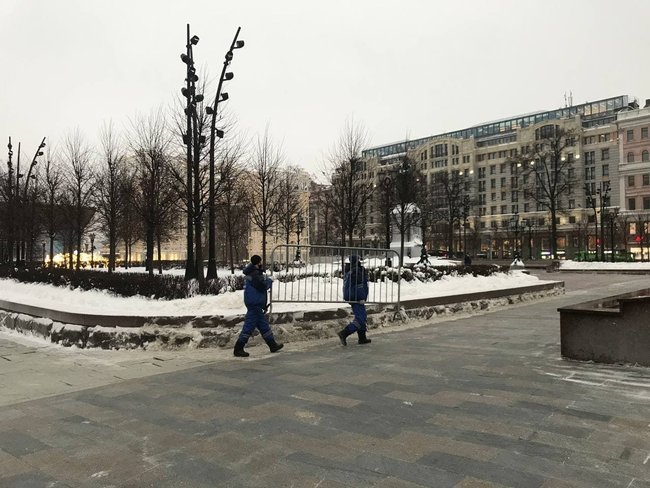 Акции за Навального в РФ: начались первые жесткие задержания, в Москве кладут плитку и ставят заборы 04