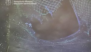 Антидронова сітка врятувала муніципальний автобус від удару FPV-дрона у Запоріжжі. ФОТОрепортаж