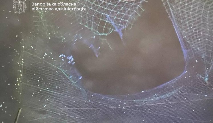Антидронова сітка врятувала муніципальний автобус від удару FPV-дрона у Запоріжжі. ФОТОрепортаж