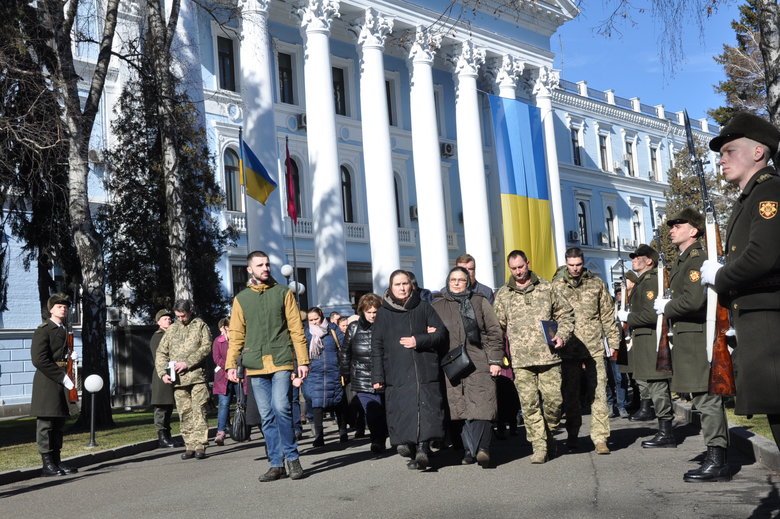 В Києві попрощалися із загиблим внаслідок російського обстрілу розвідником 30-ї ОМБр Антоном Сидоровим 48