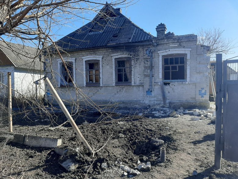 Снаряды войск РФ повредили 14 домов в Новогнатовке, жители поселка остались без света и газа 02