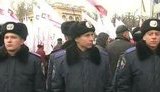 "Пришли на работу, а нас отправили сюда. Не знаю, что здесь будет", - под Украинским домом собрались сторонники Януковича и оппозиционеры. ВИДЕО