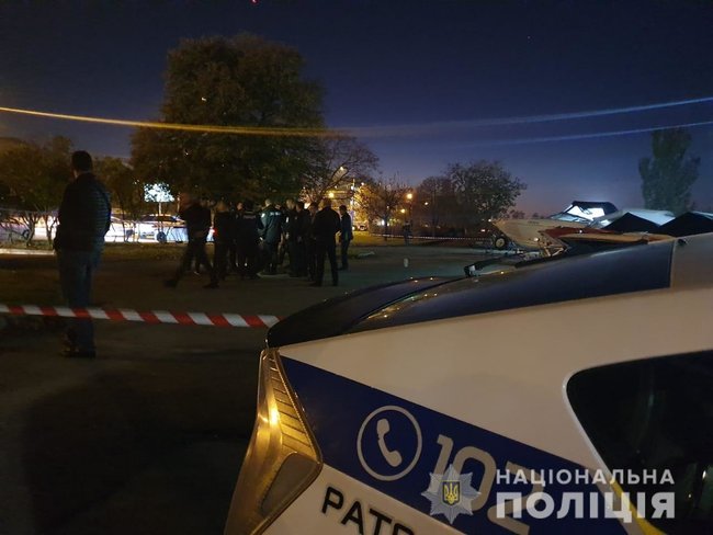 27-летнего мужчину расстреляли в автомобиле на набережной Днепра 03