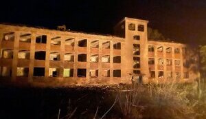 Ночью оккупанты атаковали Селидово на Донетчине ракетами С-300, повредили дома и учебное заведение.. ФОТО