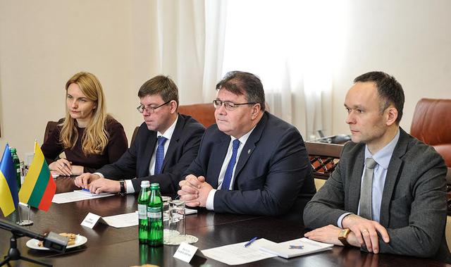 Турчинов і Лінкявічюс обговорили питання загострення ситуації на Донбасі 03