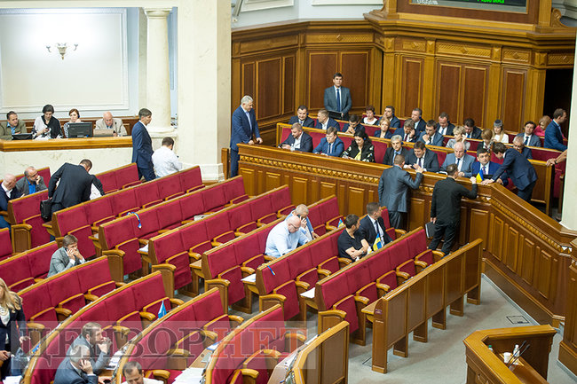 Ляшко і Богуслаєв вивчають газету, Семерак в оточенні нардепів та обійми Ричкової і Полторака, - день роботи ВР 18 травня 15