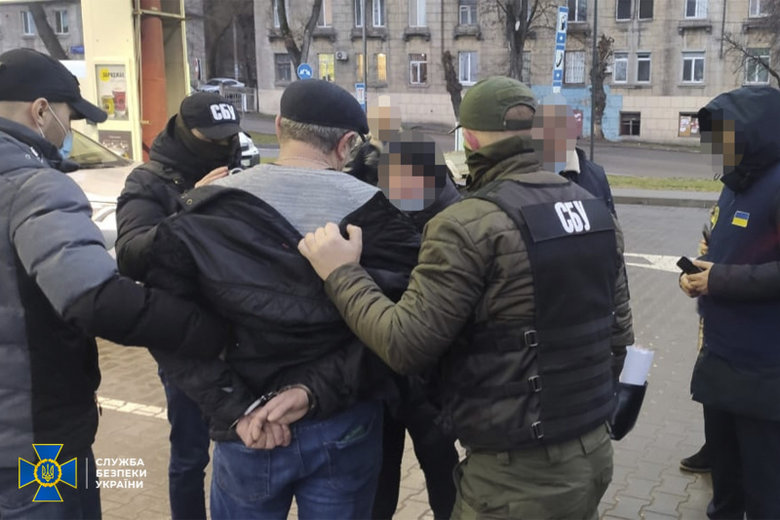 СБУ затримала банду зловмисників, які прикидалися активістами-антикорупціонерами 05