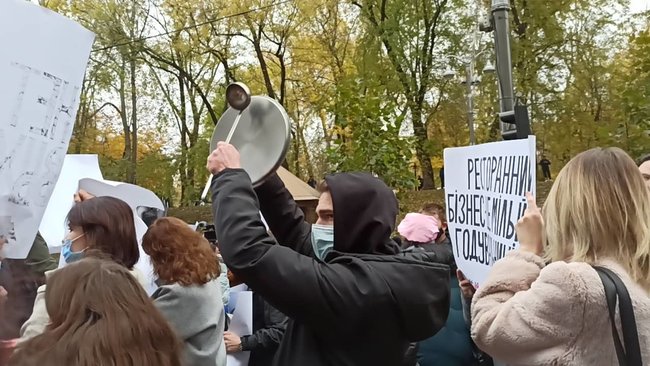 Ні локдауну! - підприємці масово протестують у центрі Києва, перекрито вулицю Грушевського та Петрівську алею 06 Ні локдауну! - підприємці масово протестують у центрі Києва, перекрито вулицю Грушевського та Петрівську алею 06