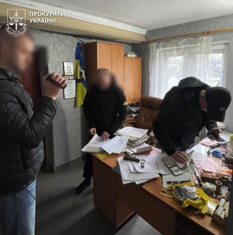 Викрито нові деталі схеми про фіктивне працевлаштування в АТ 