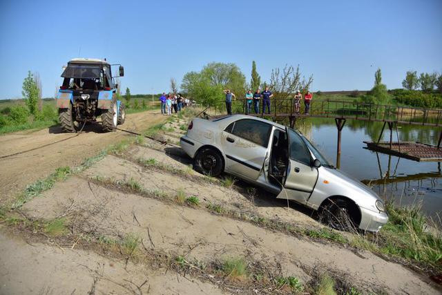 У затонулому автомобілі в Донецькій області знайдено два трупи 02