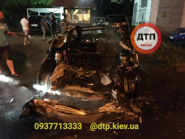 Невідомі в Києві підпалили Теслу Богдана, - ЗМІ 02