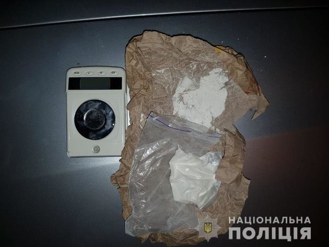 Хлопця з кокаїном вартістю 300 тисяч гривень затримали на Печерську в Києві 02 Хлопця з кокаїном вартістю 300 тисяч гривень затримали на Печерську в Києві 02