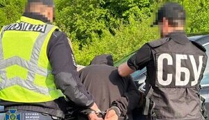 Російські автомати, снайперські гвинтівки, вибухівка: затримано 6 ділків, які продавали "трофейну" зброю, - СБУ. ФОТОрепортаж