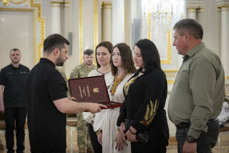 Zelensky presented the awards to seven'ям Героїв України