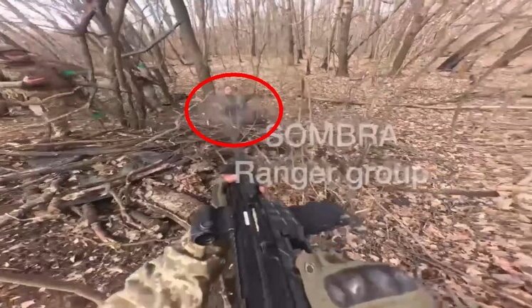 Боец ВСУ из Бразилии уничтожает оккупанта с близкого расстояния. ВИДЕО