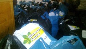 Соратницу Черновецкого поймали на раздаче продуктовых наборов. ФОТОрепортаж