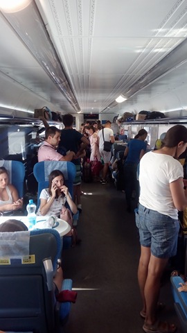 До поїзда не причепили чотири вагони! Пасажири Інтерсіті Одеса-Київ змушені були їхати стоячи 03