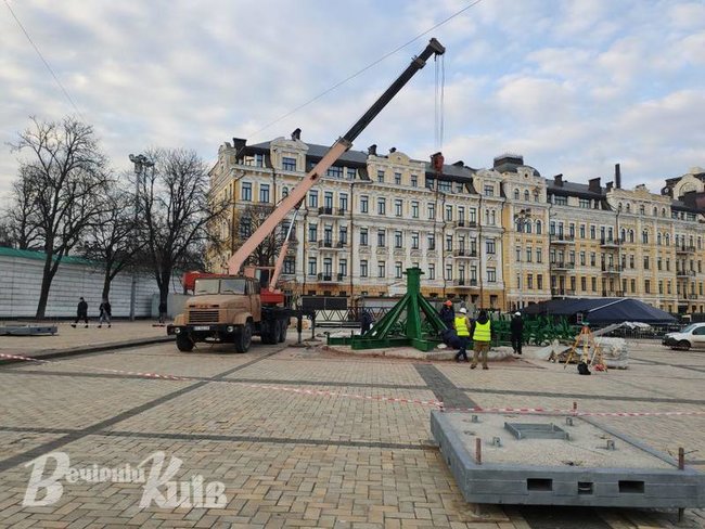 Главную елку страны начали устанавливать в центре Киева 04