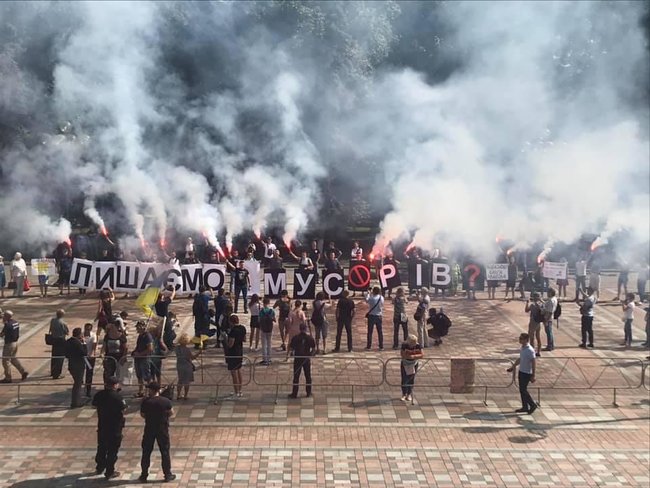 Під парламентом палили фаєри, вимагаючи відставки Авакова 02