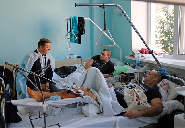 Ляшко на праздник Покрова поздравил воинов в госпитале 02