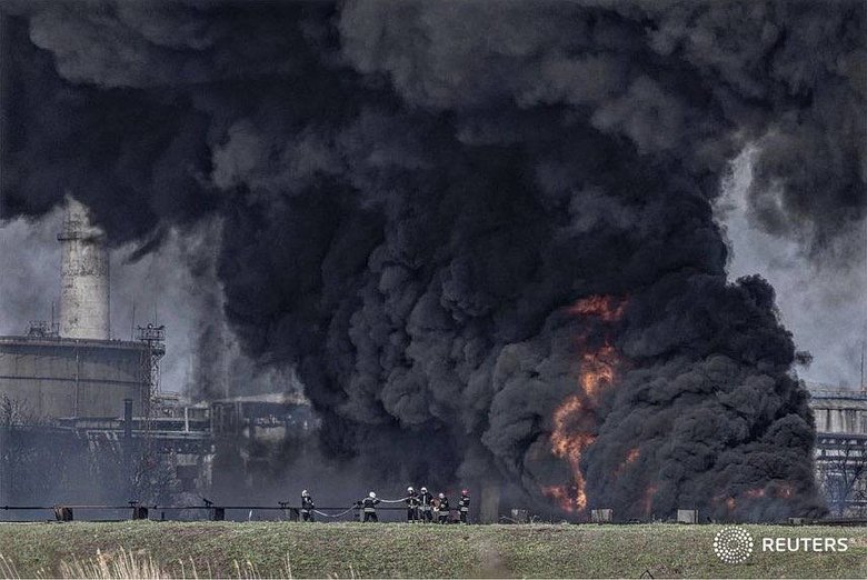 Наслідки обстрілу російськими окупантами нафтового підприємства у Лисичанську 03